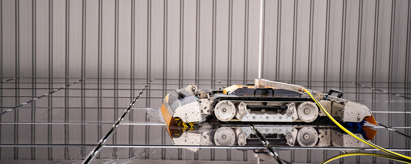 Zonnepanelen laten reinigen door een robot